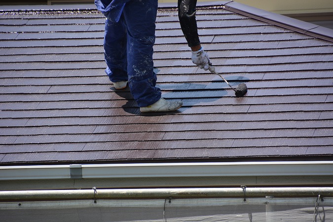 屋根塗装、作業員の足