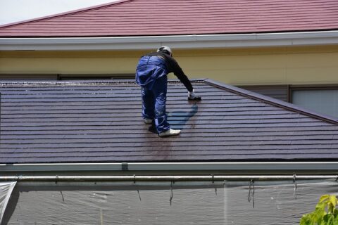屋根塗装、人が作業している