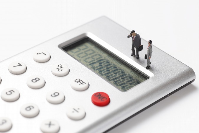 電卓、ジオラマの人２体